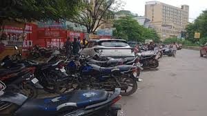 Sector 43 में गोल्ड सौक मॉल के पास पार्किंग बे बंद होने से ट्रैफिक जाम हो गया