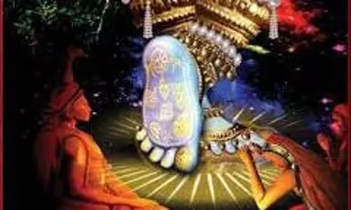 Religion: जानें भगवान श्रीकृष्ण के चरण कमल के पैरों के प्रतीकों का आध्यात्मिक रहस्य Religion: जानें भगवान श्रीकृष्ण के चरण कमल के पैरों के प्रतीकों का आध्यात्मिक रहस्य