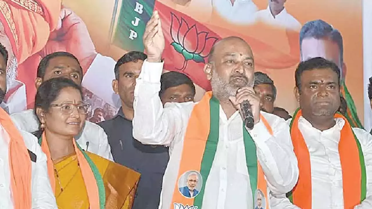नगरपालिका चुनाव की लड़ाई तेज़ हुई, बंदी संजय ने कांग्रेस और BRS पर निशाना साधा नगरपालिका चुनाव की लड़ाई तेज़ हुई, बंदी संजय ने कांग्रेस और BRS पर निशाना साधा