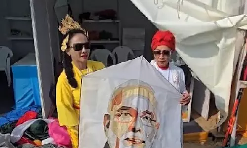 काइट फेस्टिवल में छाई PM मोदी और ऑपरेशन सिंदूर पर आधारित पतंगें काइट फेस्टिवल में छाई PM मोदी और ऑपरेशन सिंदूर पर आधारित पतंगें