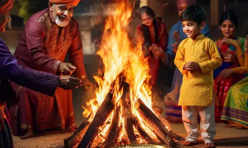 Lohri 2026: लोहड़ी के दिन जरूर सुनें ये कथा, जीवन में आएगी सुख-शांति Lohri 2026: लोहड़ी के दिन जरूर सुनें ये कथा, जीवन में आएगी सुख-शांति