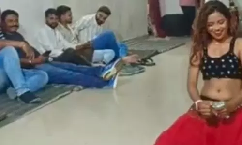 डिप्टी रेंजर और वन पाल सस्पेंड, रेस्ट हाउस में अश्लील डांस का वीडियो हुआ था वायरल डिप्टी रेंजर और वन पाल सस्पेंड, रेस्ट हाउस में अश्लील डांस का वीडियो हुआ था वायरल