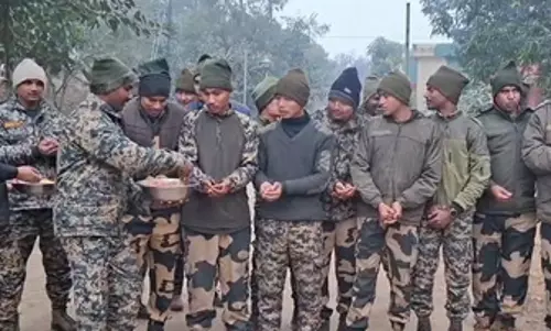 सांबा सेक्टर में BSF जवानों ने ग्रामीणों के साथ मनाई लोहड़ी सांबा सेक्टर में BSF जवानों ने ग्रामीणों के साथ मनाई लोहड़ी
