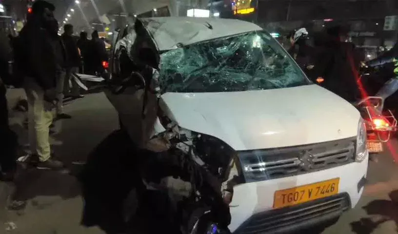 हैदराबाद सड़क हादसा: बेकाबू कार ट्रक से टकराकर पलट गई हैदराबाद सड़क हादसा: बेकाबू कार ट्रक से टकराकर पलट गई
