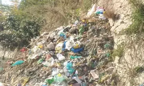 बढ़ते प्रदूषण और कचरे की वजह से Baramulla में झेलम नदी खतरे के निशान पर बढ़ते प्रदूषण और कचरे की वजह से Baramulla में झेलम नदी खतरे के निशान पर