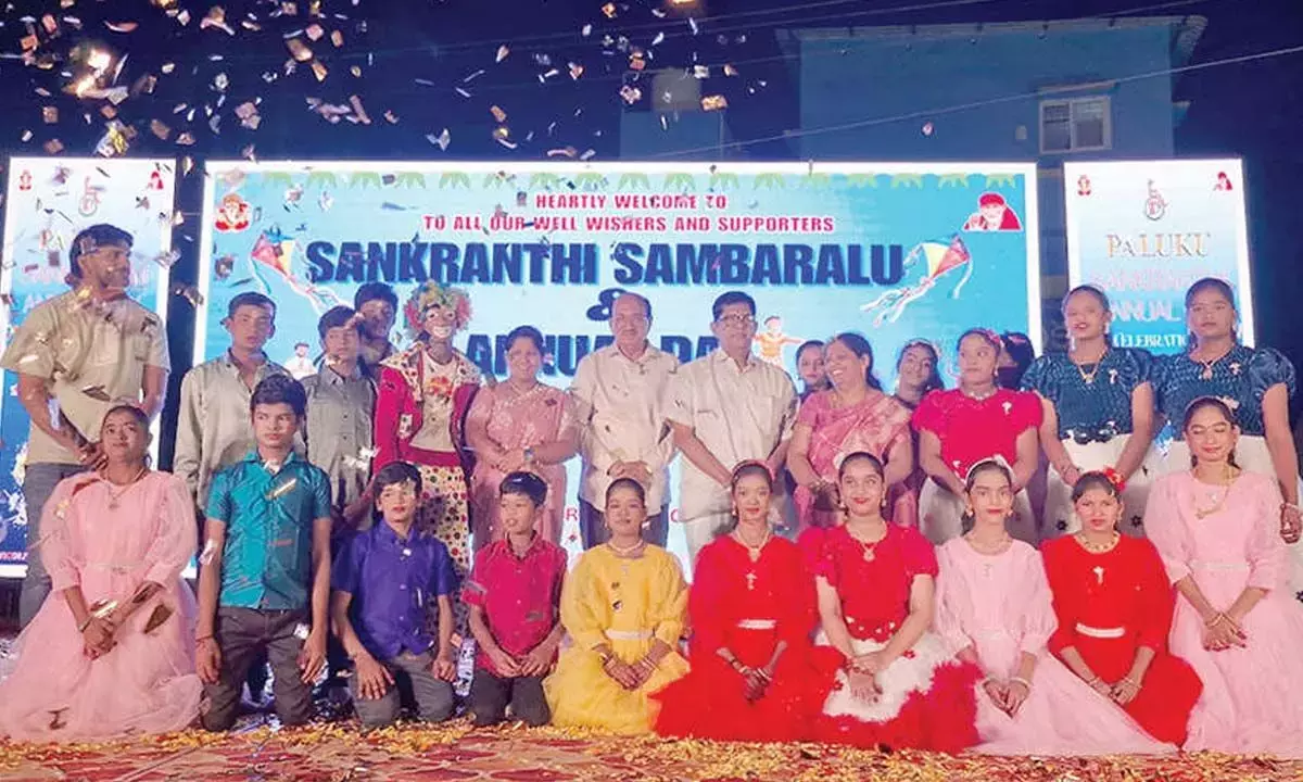 Andhra: पालुकु स्कूल में संक्रांति समारोह आयोजित किया गया Andhra: पालुकु स्कूल में संक्रांति समारोह आयोजित किया गया