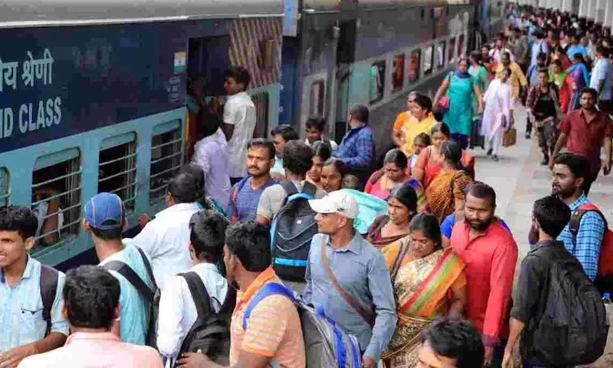 SCR ने आंध्र प्रदेश में संक्रांति की भीड़ के लिए स्पेशल ट्रेनों की घोषणा की SCR ने आंध्र प्रदेश में संक्रांति की भीड़ के लिए स्पेशल ट्रेनों की घोषणा की