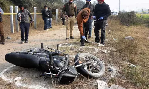 Ludhiana Police ने एनकाउंटर के बाद रोहित गोदारा गैंग के 2 सदस्यों गिरफ्तार, अवैध हथियार बरामद Ludhiana Police ने एनकाउंटर के बाद रोहित गोदारा गैंग के 2 सदस्यों गिरफ्तार, अवैध हथियार बरामद