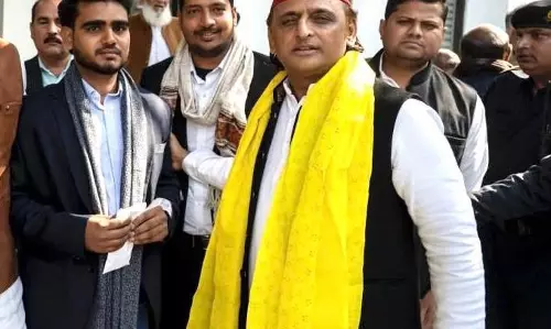 Lucknow: पुरस्कार विवाद के बीच अखिलेश यादव ने अवधेश साहू को सम्मान दिया