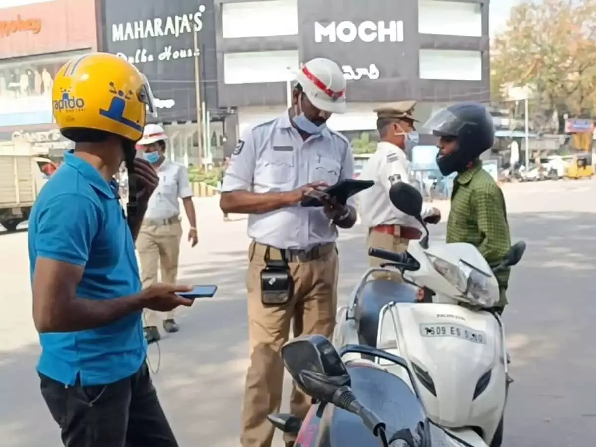 Telangana: तेलंगाना मुख्यमंत्री ने ट्रैफिक चालान के लिए ऑटो-डेबिट सिस्टम का सुझाव दिया
