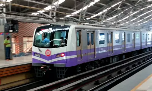 कोलकाता मेट्रो रेलवे सर्विस में बिजली सप्लाई में गड़बड़ी की वजह से थोड़ी देर के लिए रुकावट आई