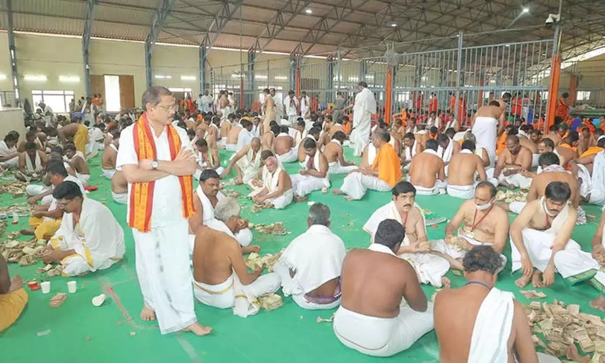 Andhra: श्रीशैलम में 3.72 करोड़ रुपये से अधिक का हुंडी संग्रह दर्ज किया गया Andhra: श्रीशैलम में 3.72 करोड़ रुपये से अधिक का हुंडी संग्रह दर्ज किया गया