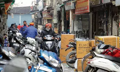 Jalandhar: कंजेशन की समस्या, केमिस्ट और कस्टमर दिलकुशा मार्केट में आने-जाने के लिए जूझ रहे Jalandhar: कंजेशन की समस्या, केमिस्ट और कस्टमर दिलकुशा मार्केट में आने-जाने के लिए जूझ रहे