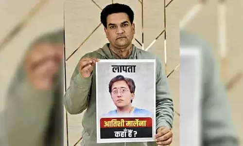 Delhi सरकार ने आतिशी से विधानसभा टिप्पणी पर जवाब मांगा, पोस्टर लगाया
