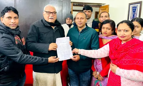 Haryana : 1,400 से ज़्यादा कॉन्ट्रैक्ट पर रखे गए यूनिवर्सिटी टीचरों ने नौकरी की सुरक्षा मांगी Haryana : 1,400 से ज़्यादा कॉन्ट्रैक्ट पर रखे गए यूनिवर्सिटी टीचरों ने नौकरी की सुरक्षा मांगी