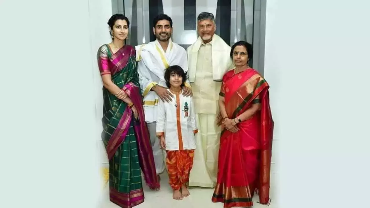 CM चंद्रबाबू नायडू ने अपने पैतृक गांव में संक्रांति समारोह में हिस्सा लिया CM चंद्रबाबू नायडू ने अपने पैतृक गांव में संक्रांति समारोह में हिस्सा लिया