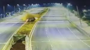 तेज़ रफ़्तार SUV डिवाइडर से टकराई, कई बार पलटी : driver killed