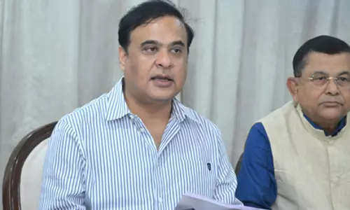 असम के CM ने दिवंगत बीजेपी नेता पुरकायस्थ के घर जाकर उन्हें श्रद्धांजलि दी