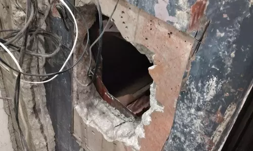 Haryana : हिसार बैंक में 28 लाख रुपये की चोरी, चोरों ने दीवार और तिजोरी तोड़ी Haryana : हिसार बैंक में 28 लाख रुपये की चोरी, चोरों ने दीवार और तिजोरी तोड़ी