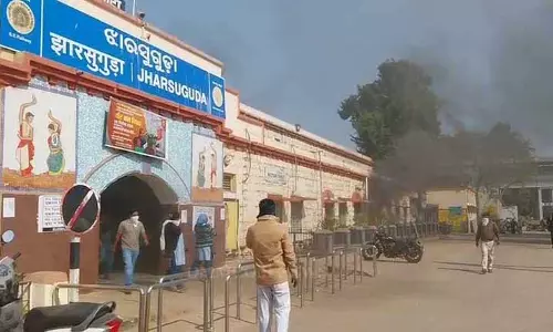 Jharsuguda रेलवे स्टेशन में आग लगने से ट्रेन सेवाएं बाधित