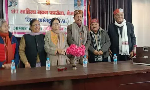 साहित्यकार ज्ञान रंजन ने Palampur में कवि सम्मेलन के दौरान पुष्पांजलि अर्पित की साहित्यकार ज्ञान रंजन ने Palampur में कवि सम्मेलन के दौरान पुष्पांजलि अर्पित की
