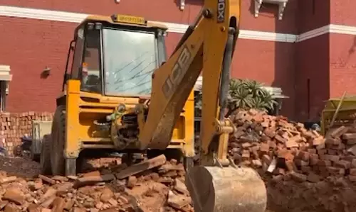 Varanasi में अतिक्रमण हटाओ अभियान: डालमंडी में 22 अवैध ढांचे ध्वस्त