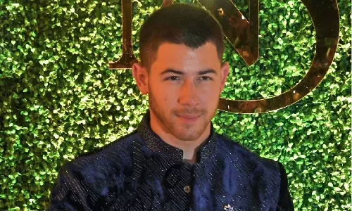 Nick Jonas ने बताया कि वह गोल्डन ग्लोब्स सेरेमनी से बाहर निकलते देखा