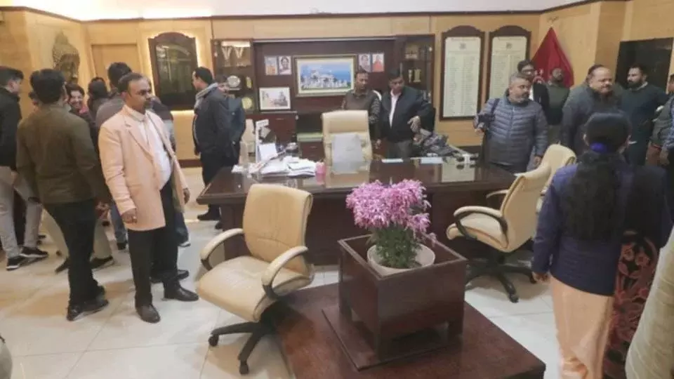 Lucknow: केजीएमयू में FIR को लेकर छात्रों और अधिकारियों में टकराव Lucknow: केजीएमयू में FIR को लेकर छात्रों और अधिकारियों में टकराव