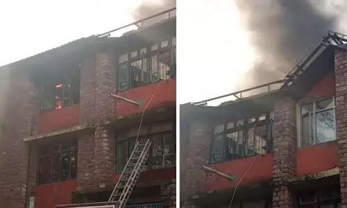 सैनिक स्कूल में लगी भीषण आग, मची अफरा-तफरी सैनिक स्कूल में लगी भीषण आग, मची अफरा-तफरी