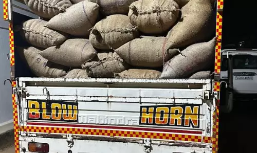 पिकअप से धान का अवैध परिवहन पकड़ाया, कोचिया के गोदाम में रेड