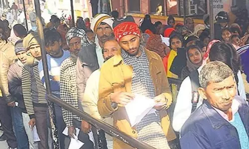Bareilly: अस्पताल में मरीजों की भारी भीड़ से व्यवस्था दुविधा में