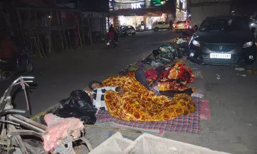 Ludhiana: खुले में सो रहे सैकड़ों बेघर लोगों के लिए रैन बसेरे बहुत कम हैं Ludhiana: खुले में सो रहे सैकड़ों बेघर लोगों के लिए रैन बसेरे बहुत कम हैं