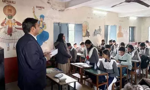 Kangra DC ने अपना विद्यालय कार्यक्रम के तहत गोद लिए गए स्कूल का दौरा किया