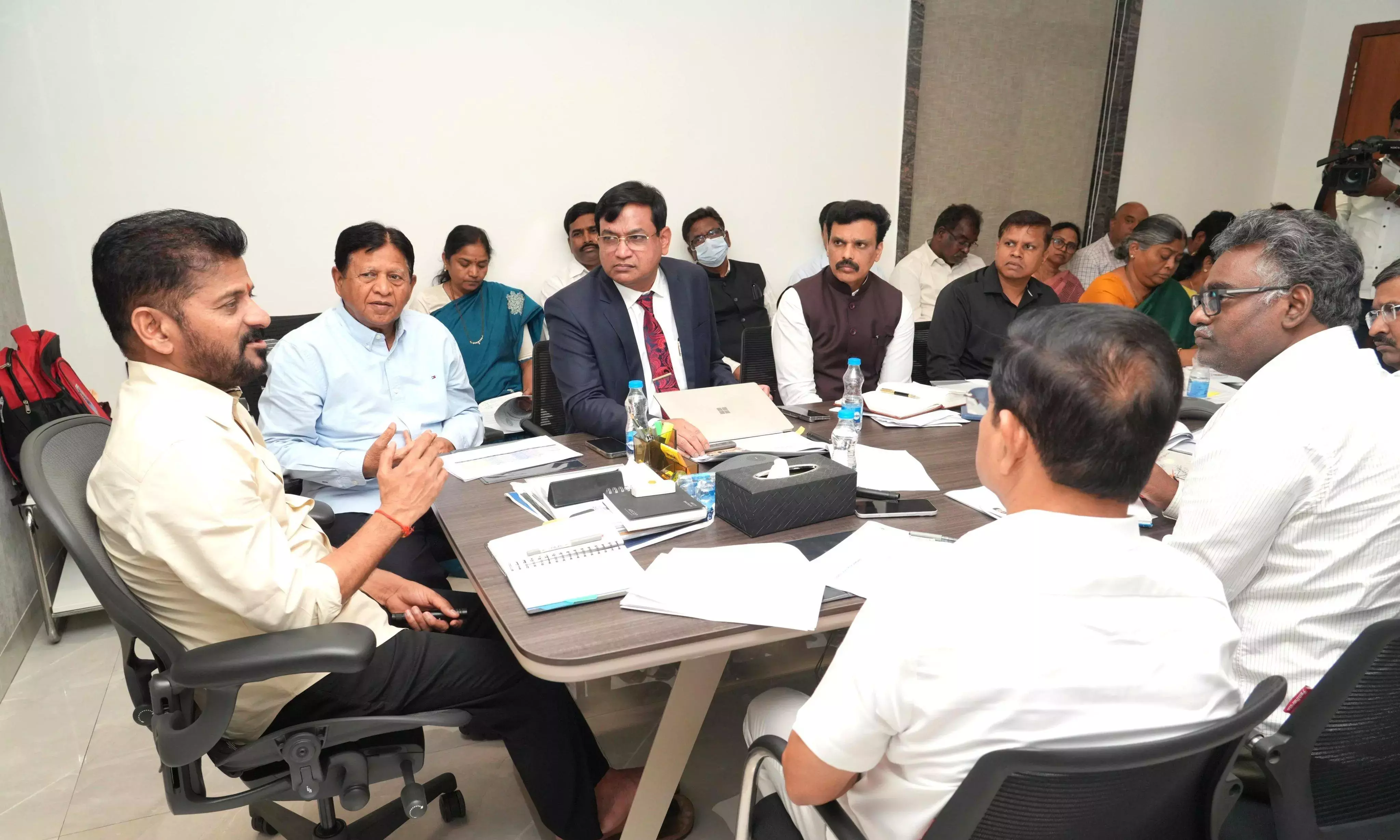 Telangana : रेवंत ने स्टूडेंट किट में क्वालिटी पर ज़ोर दिया Telangana : रेवंत ने स्टूडेंट किट में क्वालिटी पर ज़ोर दिया