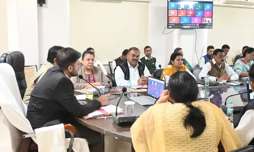 निर्माण कार्यो में तेजी लाकर तय समय पर पूरा कराएं : कलेक्टर