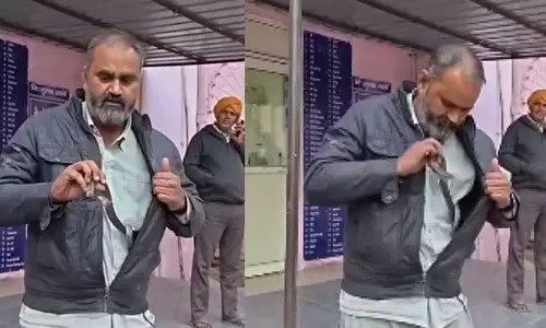 शर्ट में सांप लेकर अस्पताल पहुंचा आदमी, video viral शर्ट में सांप लेकर अस्पताल पहुंचा आदमी, video viral