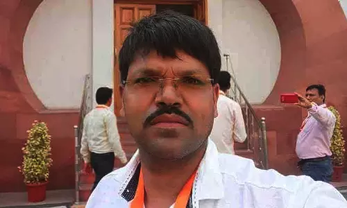 फरार हुआ पंचायत सचिव, भतीजी ने दुष्कर्म का लगाया आरोप