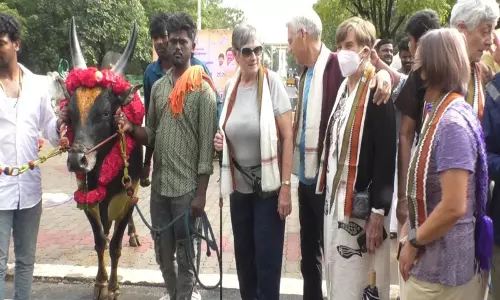 तिरुचिरापल्ली कलेक्ट्रेट ने विदेशी पर्यटकों के साथ Pongal मनाया