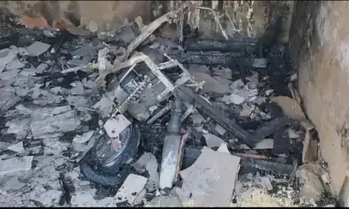 चार्जिंग के दौरान इलेक्ट्रिक स्कूटर की बैटरी फटने से शख्स की मौत, घर का बड़ा हिस्सा जला चार्जिंग के दौरान इलेक्ट्रिक स्कूटर की बैटरी फटने से शख्स की मौत, घर का बड़ा हिस्सा जला