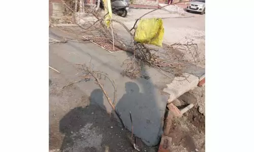 अधिकारियों की अनदेखी के कारण JDA कॉलोनी के निवासियों ने खुद ही पुलिया बना ली