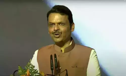 Fadnavis ने ठाकरे पर निशाना साधा, तीसरे मुंबई एयरपोर्ट का प्रस्ताव रखा Fadnavis ने ठाकरे पर निशाना साधा, तीसरे मुंबई एयरपोर्ट का प्रस्ताव रखा