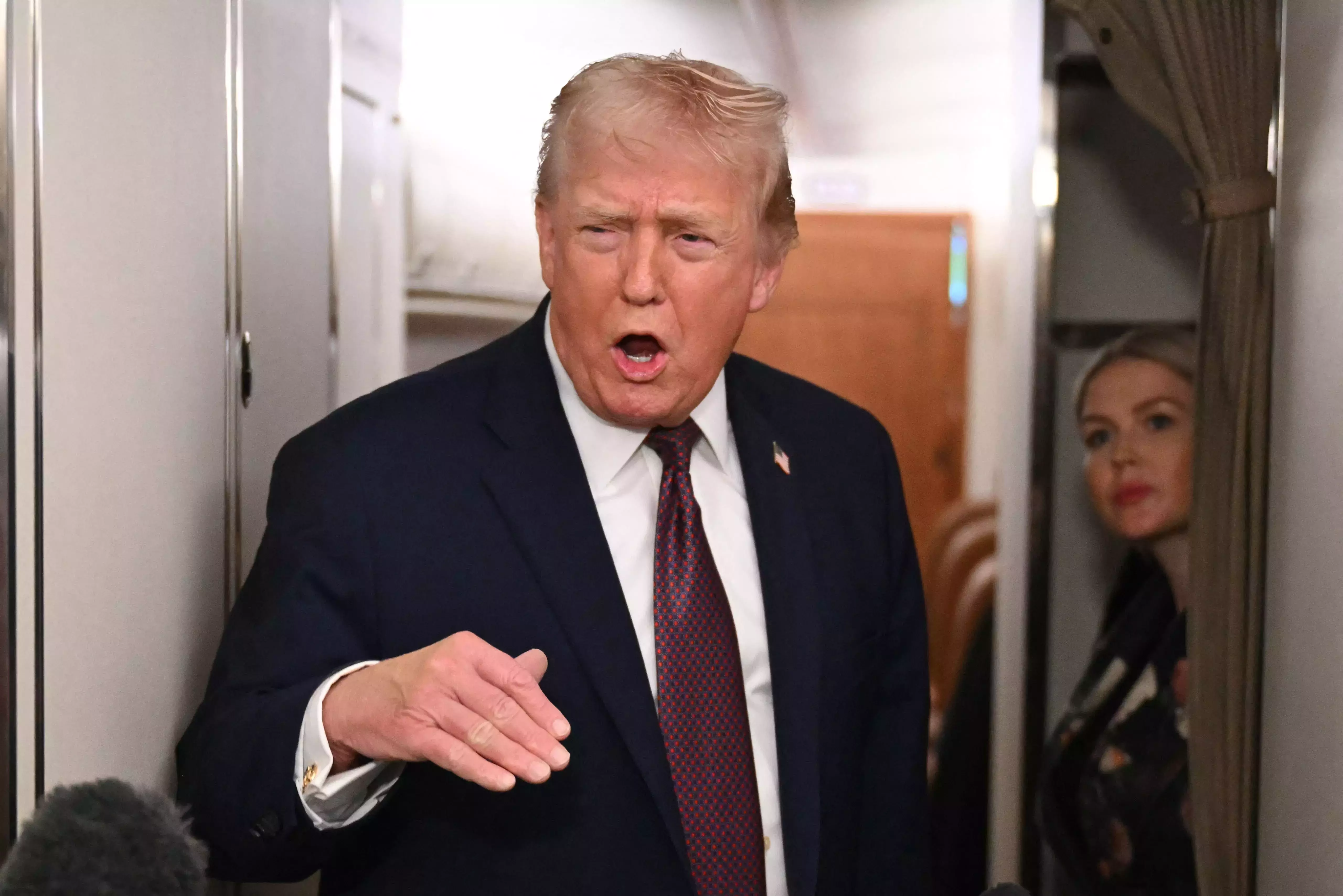 Trump ने ईरान के साथ व्यापार करने वाले देशों पर टैरिफ लगाने की घोषणा की