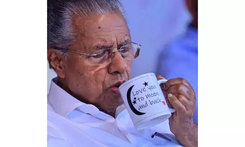 CM विजयन का मौन: लव यू टू मून एंड बैक ने LDF सत्याग्रह में विवाद खड़ा किया