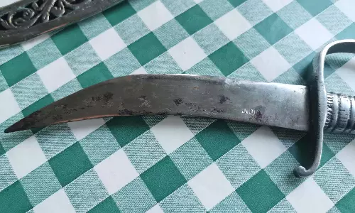 पेट्रोल पंप के पास तलवार लहराकर दहशत फैलाने वाला आरोपी गिरफ्तार पेट्रोल पंप के पास तलवार लहराकर दहशत फैलाने वाला आरोपी गिरफ्तार