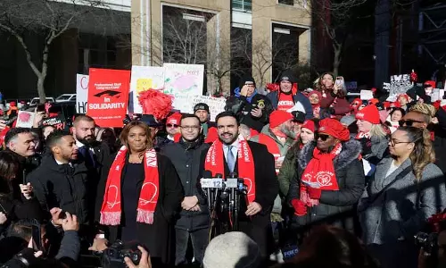 New York शहर की नर्सों की हड़ताल: मरीज़ों की देखभाल पर असर New York शहर की नर्सों की हड़ताल: मरीज़ों की देखभाल पर असर