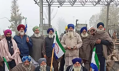 किसानों ने उस्मान और Mannan toll plazas पर तीन घंटे तक विरोध प्रदर्शन किया किसानों ने उस्मान और Mannan toll plazas पर तीन घंटे तक विरोध प्रदर्शन किया