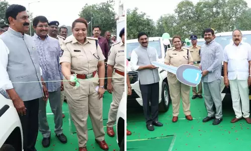 Nellore Police को मिली 5 नई SUV: सांसद बीड़ा मस्तान राव ने कीं डोनेट Nellore Police को मिली 5 नई SUV: सांसद बीड़ा मस्तान राव ने कीं डोनेट