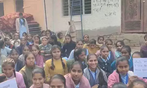 Bhilwara में शिक्षकों के ट्रांसफर के विरोध में छात्रों ने ठंड में रात बिताई Bhilwara में शिक्षकों के ट्रांसफर के विरोध में छात्रों ने ठंड में रात बिताई