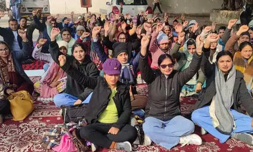 कम्युनिटी हेल्थ ऑफिसर्स ने विरोध प्रदर्शन किया, NHM के काम से दूर रहे