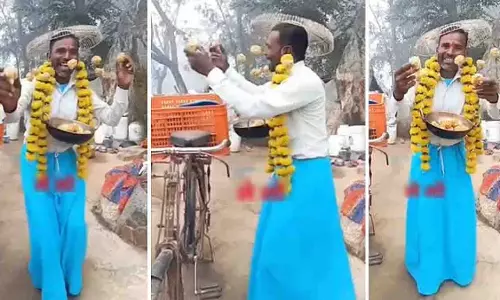 नीली स्कर्ट और ‘हेलमेट’ में Shivpuri का अनोखा लाई लड्डू विक्रेता वायरल नीली स्कर्ट और ‘हेलमेट’ में Shivpuri का अनोखा लाई लड्डू विक्रेता वायरल